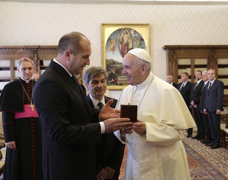 Първи СНИМКИ от срещата на президента Радев с папа Франциск във Ватикана  