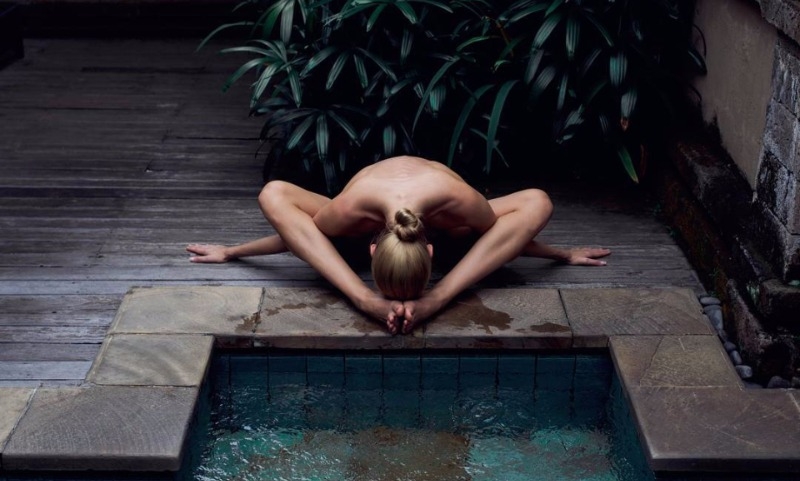 Тази сексапилна блондинка подлуди Инстаграм с голата си йога (СНИМКИ 18+)