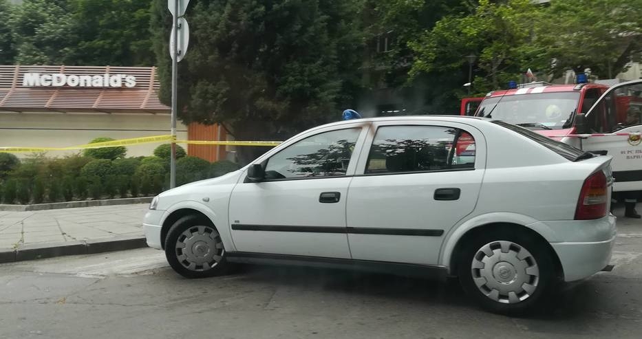 Извънредно! Полицията отцепи паркинга пред "Макдрайв" във Варна! На мястото са пожарна и линейка (СНИМКИ)
