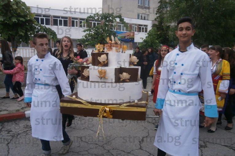 Еднометрова торта засенчи абитуриентите в Гоце Делчев (СНИМКИ)