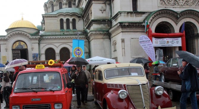 Уникални ретро коли изпълниха площада пред "Александър Невски" (СНИМКИ)