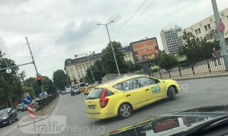 Жълто камикадзе на Центъра! Пловдивско такси замалко да предизвика катастрофа СНИМКИ