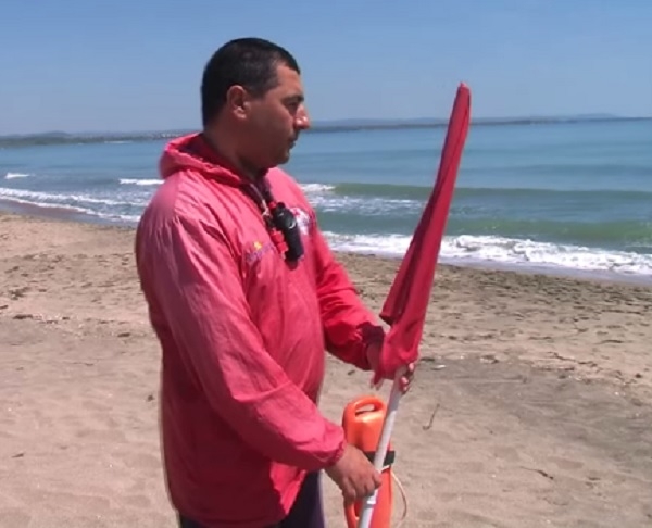 Четирима спасители на доброволни начала бранят туристите на неохраняем плаж в Бургас (ВИДЕО)