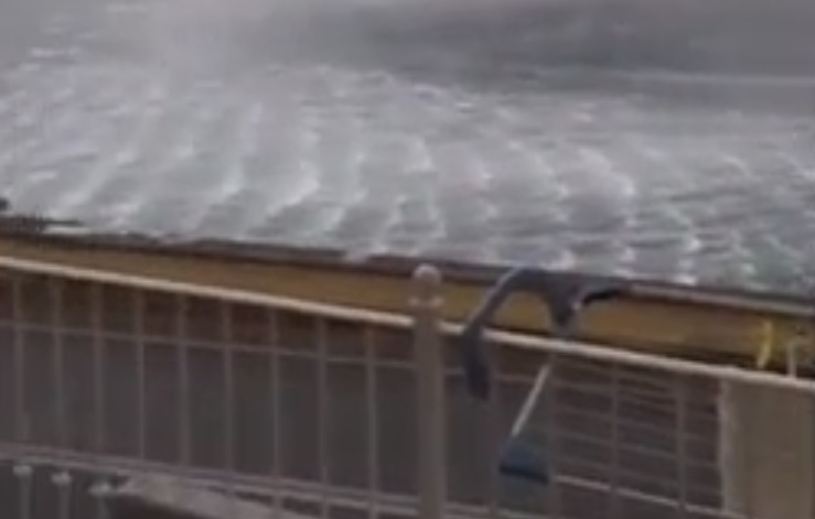 Турист на остров Корфу успя да заснеме зараждането на торнадо от балкона си (УНИКАЛНО ВИДЕО)