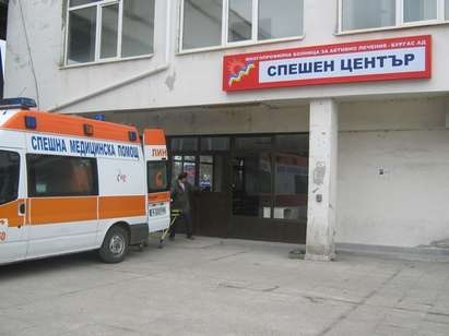 Стар познайник на полицията и лекарите сътворил екшъна пред Новата поща в Бургас, откаран е в спешното с разбита глава