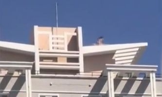 Разкрепостени младежи правят див секс на покрива на жилищна сграда (ВИДЕО 18+)