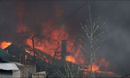 САМО В БЛИЦ: Семейства с деца евакуирани от горящи бараки във Волуяк