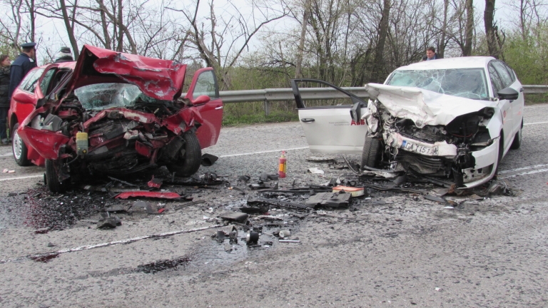 Голяма трагедия край Ловеч след челен сблъсък на две коли!