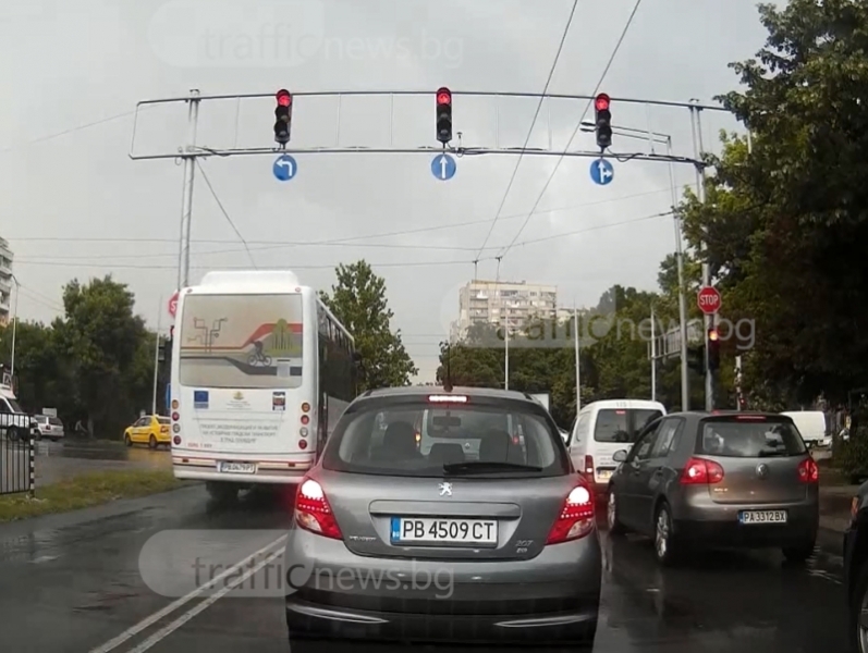 Опасна ситуация! Автобус от градския транспорт в Пловдив минава на скорост кръстовище на червено (ВИДЕО)