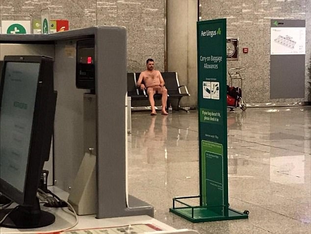 Чисто гол турист втрещи пътниците на летището в Майорка (СНИМКИ 18+)