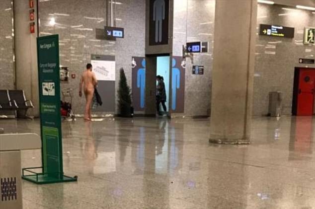 Чисто гол турист втрещи пътниците на летището в Майорка (СНИМКИ 18+)