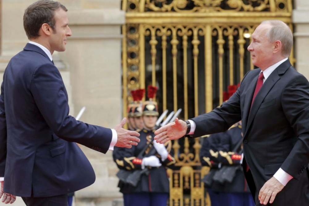 Путин пристигна във Версайския дворец за първата си среща с френския президент (СНИМКИ/ВИДЕО)