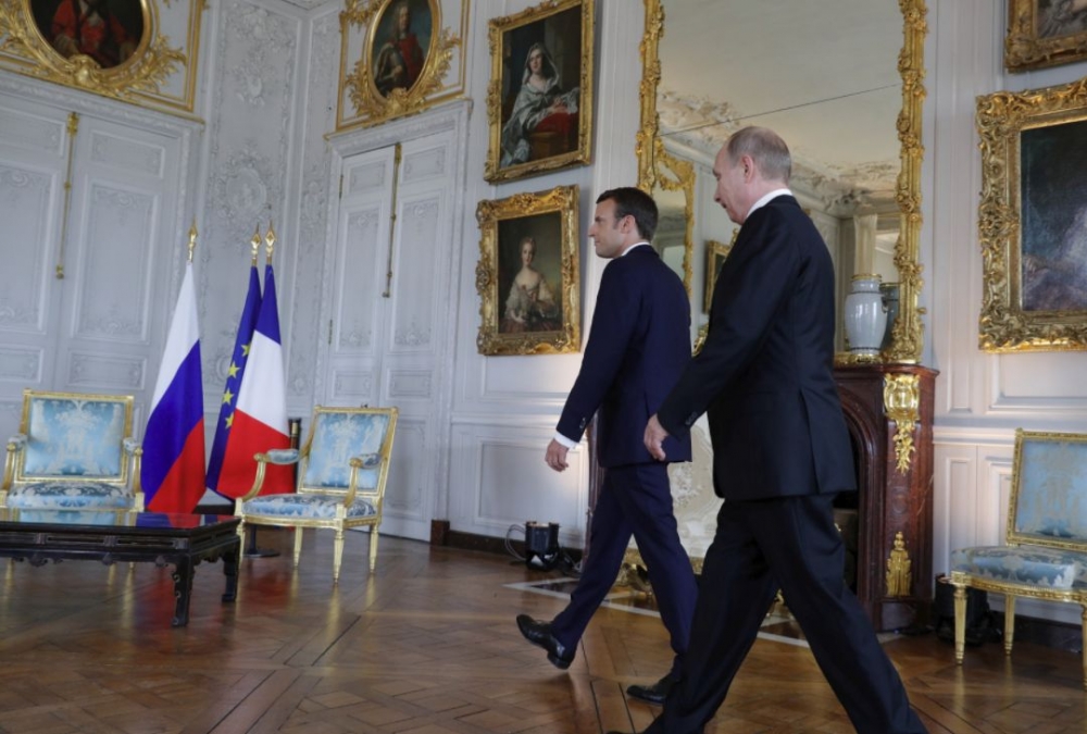 Путин пристигна във Версайския дворец за първата си среща с френския президент (СНИМКИ/ВИДЕО)