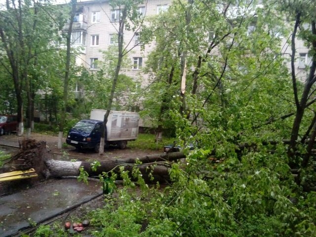 В Москва е страшно! Ураганен вятър поваля всичко по пътя си, съобщава се за загинали (СНИМКИ/ВИДЕО)