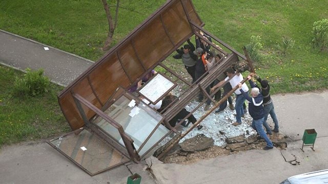 В Москва е страшно! Ураганен вятър поваля всичко по пътя си, съобщава се за загинали (СНИМКИ/ВИДЕО)