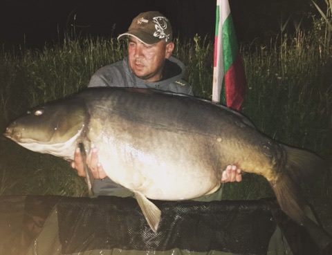Перничанинът Георги изби рибата с 30-килограмовото чудовище, което извади от Пелагичевото езеро (СНИМКИ)