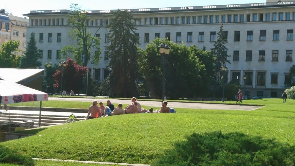 В очакване на лятото: Група младежи се разхвърляха на метри от президентството (СНИМКИ)