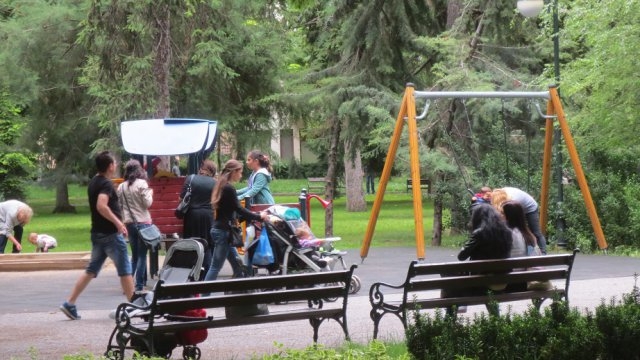 Пловдивски тийнейджъри пафкат марихуана на детската площадка