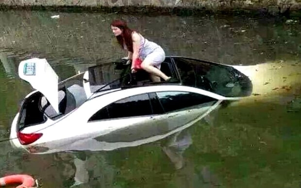 Вижте как шофьорка "паркира" колата си в река (ВИДЕО)