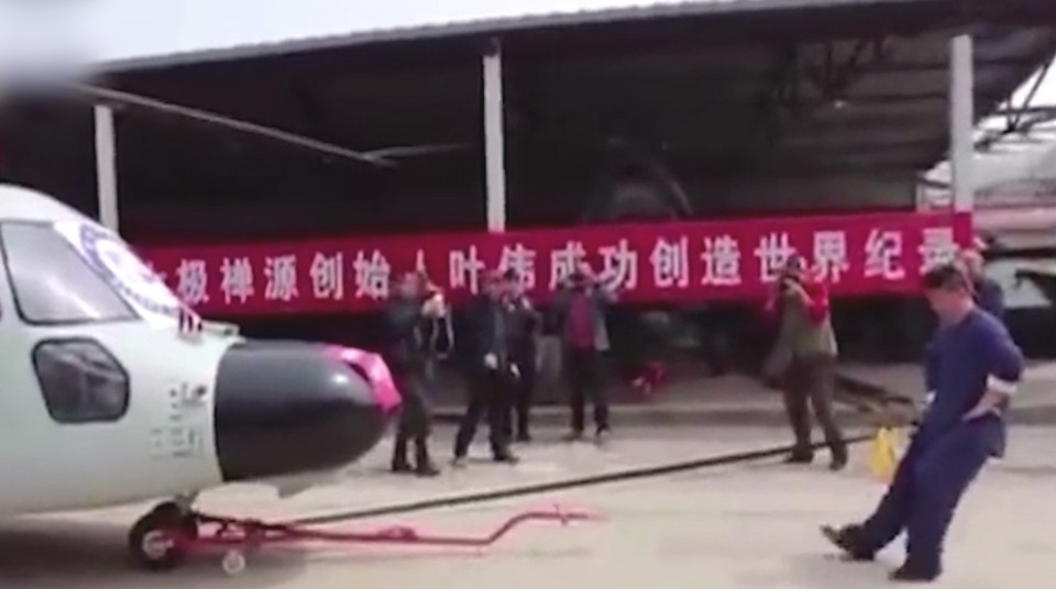 Уникално: Китайски кунг фу майстор премести вертолет с мъжкото си достойнство (ВИДЕО)