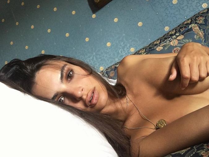 Сексапилната моделка Емили Ратайковски нажежи страстите в мрежата като се показа чисто гола (СНИМКИ 18+)