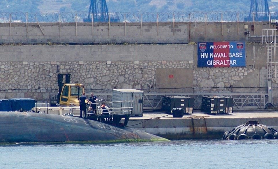 Гореща точка! Британска ядрена подводница стяга мускули до Гибралтар, плаши испанците (СНИМКИ/ВИДЕО)