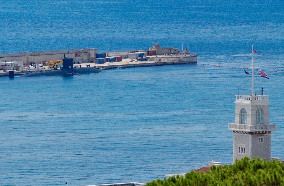 Гореща точка! Британска ядрена подводница стяга мускули до Гибралтар, плаши испанците (СНИМКИ/ВИДЕО)