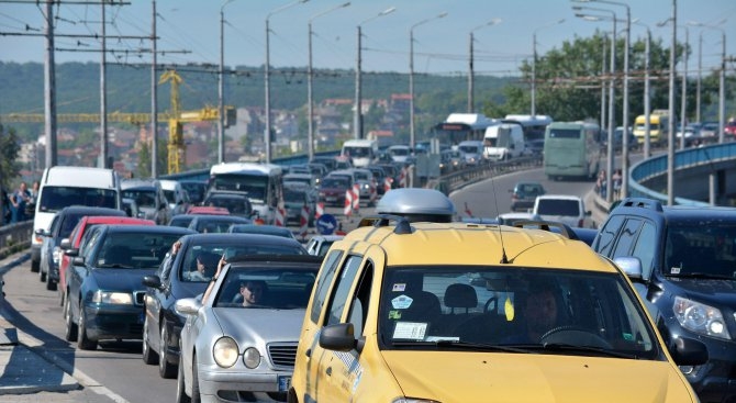 Сигнал до БЛИЦ: На "Цариградско шосе" е нещо страшно, едва пъплим с колите си!