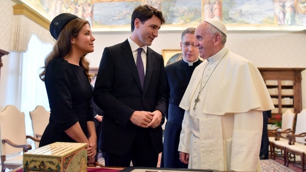 Скандално! Канадският премиер към папа Франциск: Извини се, бе... 