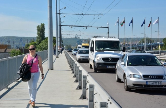 Ремонтът на Аспаруховия мост затапи Варна (СНИМКИ)