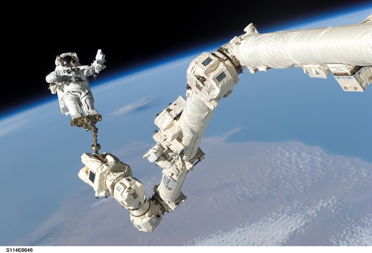 Шок в Космоса: Камера улови човек без скафандър да пълзи по борда на МКС (ВИДЕО)