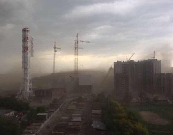 Страховито ВИДЕО: Строителен кран се сгромолясва край Москва от смъртоносните ветрове  