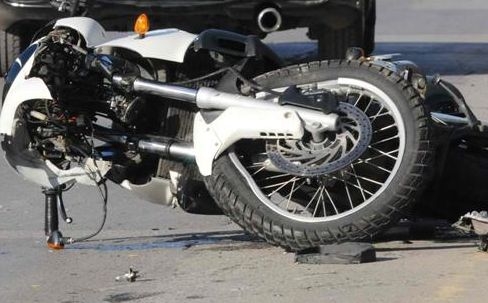 Млад мотоциклетист загина след удар във влекач