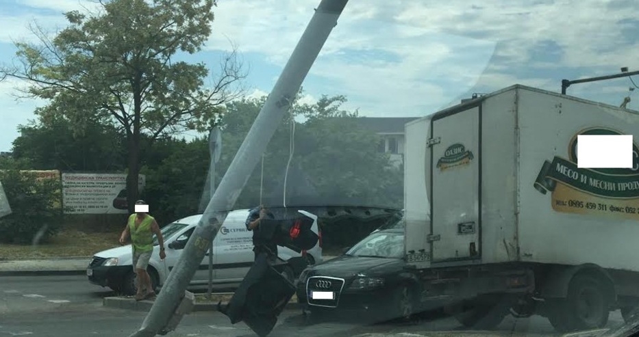 Зверска катастрофа на кръстовище във Варна! Светофарът е като отсечен (СНИМКИ)