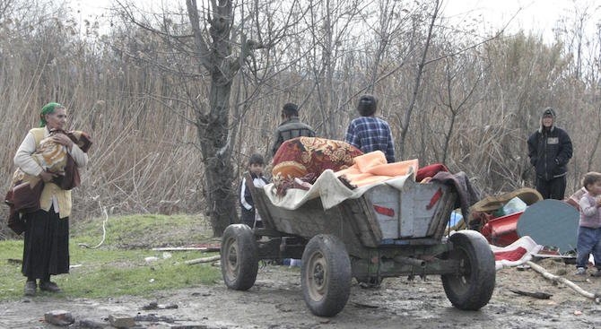 В Асеновград ги започнаха: Над 800 пришълци в ромската махала "Лозница" са я напуснали 