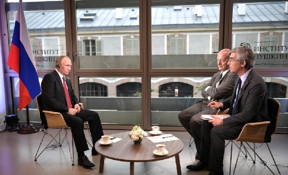 Путин посочи пред Le Figaro кои са мъжете в черни костюми, които управляват реално в САЩ (ВИДЕО)