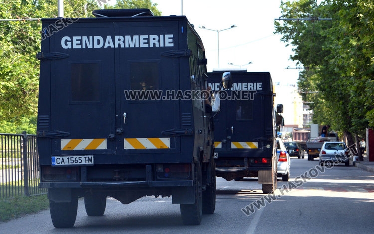 Жандармерия нахлу в ромската махала в Хасково, патрулки завардиха изходите от кв. Република (СНИМКИ)