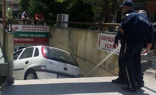 Само в Добрич: Жена зад волана с дете в колата реши, че магазин в приземен етаж е "драйв тру" (СНИМКИ)