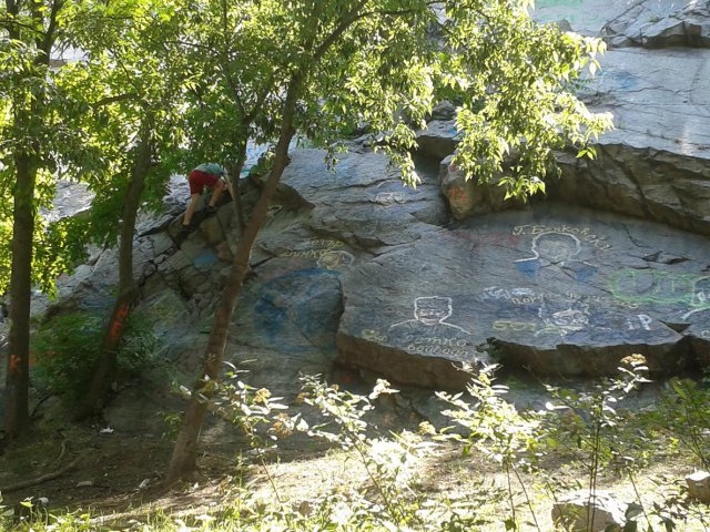Ужас за родителите на Деня на детето! Малки малчугани си играят със смъртта по скали в Пловдив (СНИМКИ)