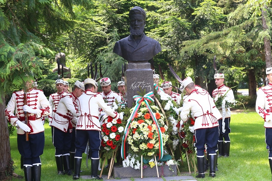 Фоторепортаж на БЛИЦ! Видни политици и десетки граждани отдадоха почит на Ботев! 
