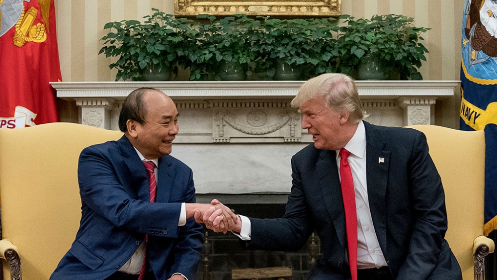 Могъща сила! Тръмп остави вдлъбнатина в ръката на премиера на Виетнам след ръкостискане