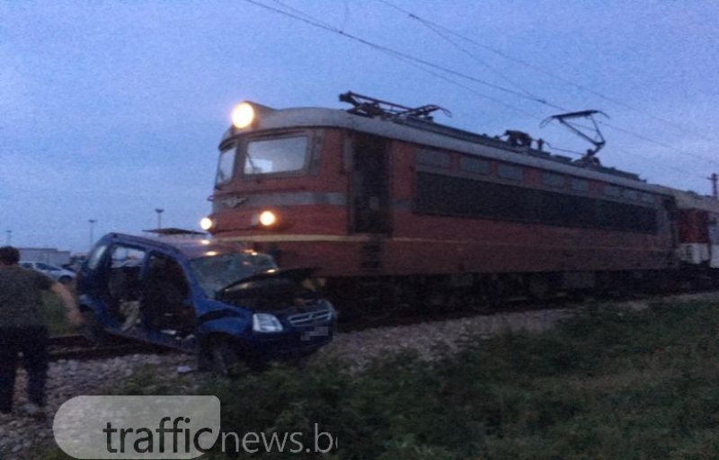 Лекари се борят за живота на шофьора, пометен от влак край Пловдив (ВИДЕО/СНИМКИ)
