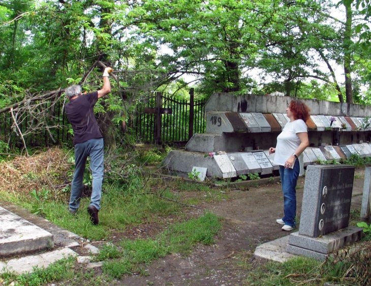 Фоторепортаж на БЛИЦ: Роми с метли окупираха гробищата в столицата на Черешова задушница