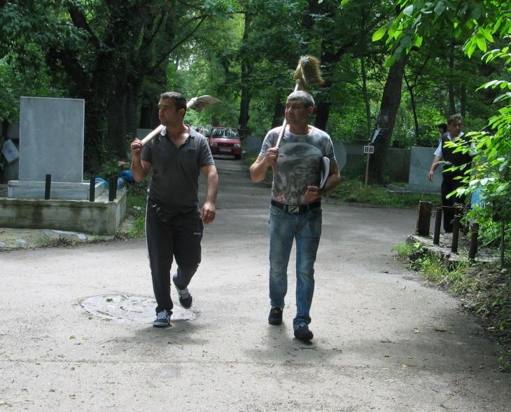 Фоторепортаж на БЛИЦ: Роми с метли окупираха гробищата в столицата на Черешова задушница