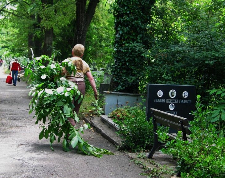 Фоторепортаж на БЛИЦ: Роми с метли окупираха гробищата в столицата на Черешова задушница