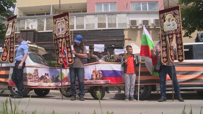 Българи под руски флаг подкрепиха с протест сънародниците ни в Украйна (СНИМКИ)