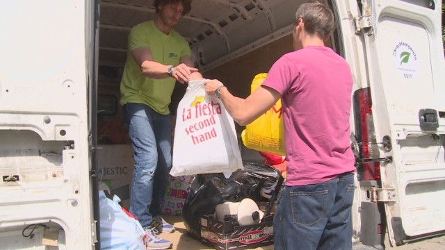 Благотворителност: Доброволци събират дрехи и дарения за бежанци в Софияй