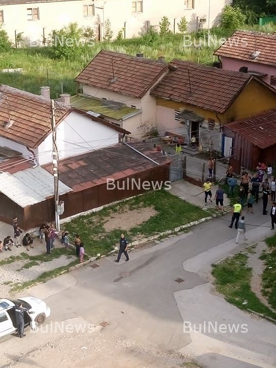 Екшън във Враца! Масов пиянски бой между две ромски фамилии, жени и деца пищят (СНИМКИ)