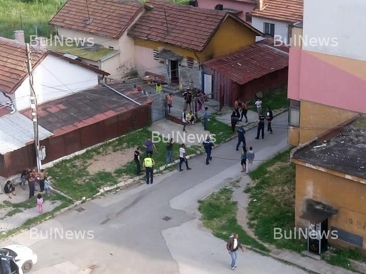 Екшън във Враца! Масов пиянски бой между две ромски фамилии, жени и деца пищят (СНИМКИ)