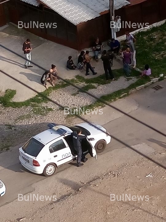 Екшън във Враца! Масов пиянски бой между две ромски фамилии, жени и деца пищят (СНИМКИ)